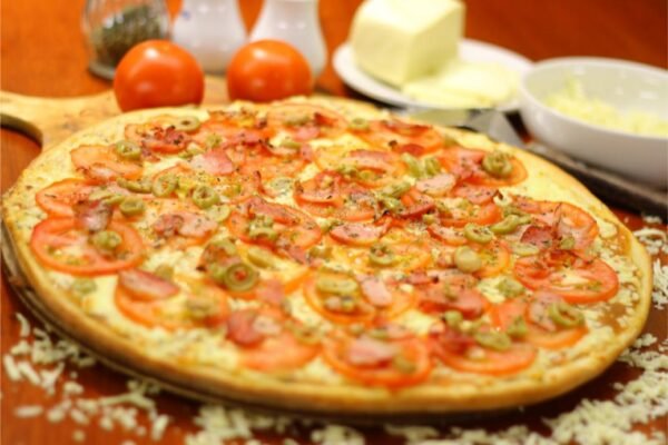 Pizza Jamón,tocino, tomate, aceitunas - Image 2