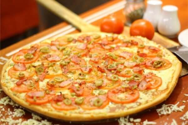 Pizza Jamón,tocino, tomate, aceitunas - Image 4